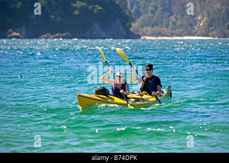 Nouvelle Zélande, île du Sud, parc national Abel Tasman. Kayak de mer sur le couple. Banque D'Images