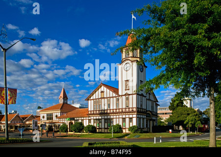 Nouvelle Zélande, île du Nord, Rotorua, église et centre d'informations touristiques. Banque D'Images