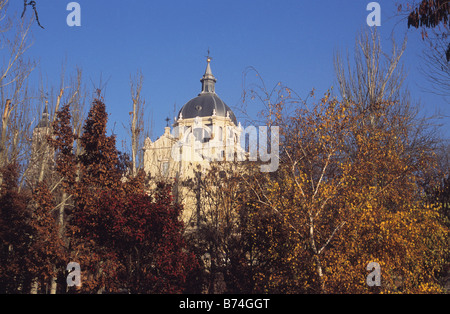 Nuestra Señora de Santa Maria de la cathédrale Almudena et la fin de l'automne couleur, Madrid, Espagne Banque D'Images