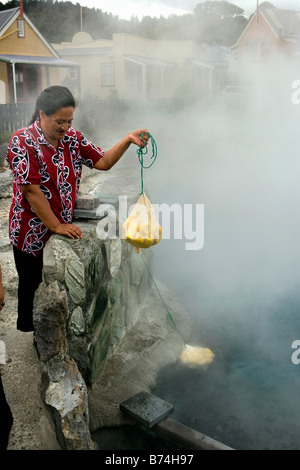 Nouvelle Zélande, île du Nord, Rotorua, Maori Village thermale de Whakarewarewa. Maïs doux, cuit dans le minéral de l'eau chaude des piscines. Banque D'Images