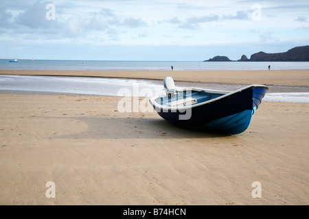 Petit bateau échoué à Saundersfoot dans le sud du Pays de Galles, Royaume-Uni Banque D'Images