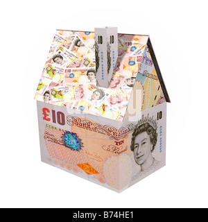 Petite maison faite à partir de 10 notes livre sterling - CGI 3D render concept financier Banque D'Images