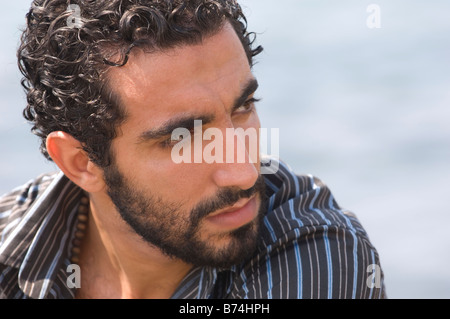 Portrait d'un jeune homme avec une barbe à la over shoulder Banque D'Images