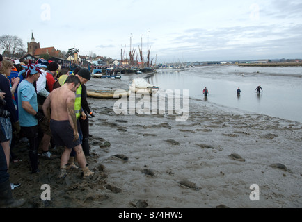 Les concurrents ont droit en vertu de l'ordre pour le début de la course de boue Maldon 2009 Banque D'Images