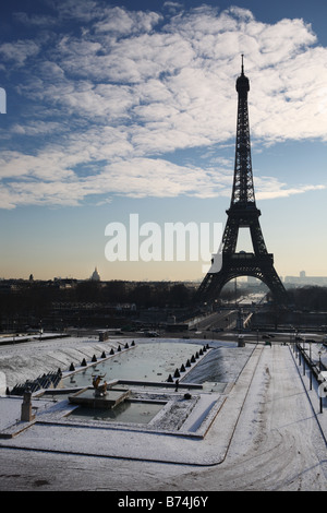 La Tour Eiffel dans la neige, Paris, France, Europe Banque D'Images