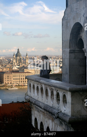 Vue depuis le bastion Fisherman S À TRAVERS LE DANUBE À BUDAPEST HONGRIE AVEC LE DÔME DE LA BASILIQUE ST STEPHEN S DANS LA HAUSSE DES T Banque D'Images