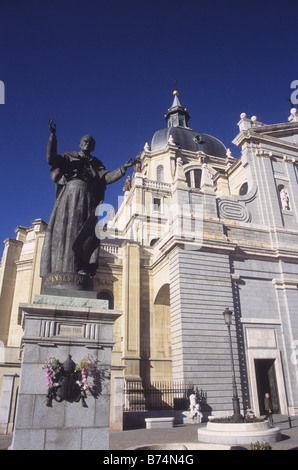 Statue du Pape Jean Paul II en face de Nuestra Señora de Santa Maria de la cathédrale de la Almudena, Madrid, Espagne Banque D'Images