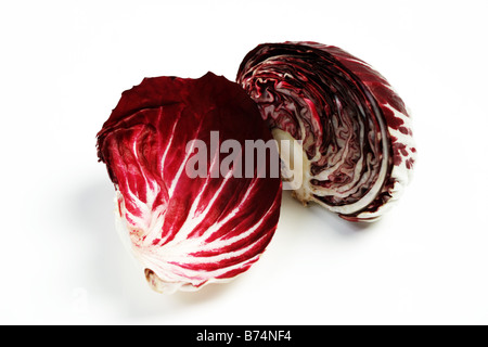 Feuilles de radicchio, tête et coupées en deux Banque D'Images