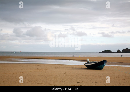 Petit bateau échoué à Saundersfoot dans le sud du Pays de Galles Banque D'Images