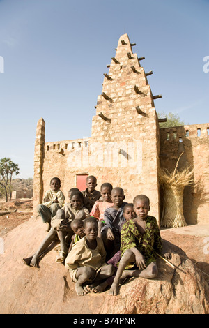 Dans le village Dogon de Sanga enfants jouant devant la mosquée de Banque D'Images