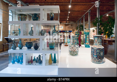 Jardinieres et vases sur l'affichage en sels Mill de Shipley Banque D'Images