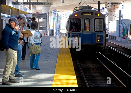 Passagers attendent sur la plate-forme de la MBTA Blue Line subway à Boston Massachusetts USA Banque D'Images
