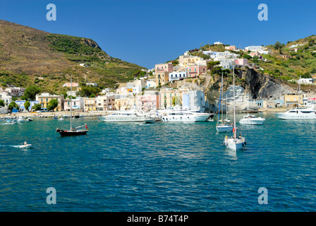 Le trafic au port de Ponza, l'île de Ponza, lazio, Italie, Europe. Banque D'Images