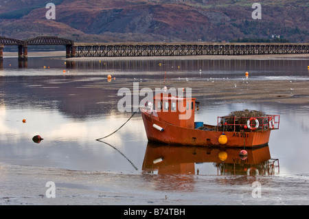 Bateau de pêche amarré jusqu'en face du pont de Barmouth Harbour Gwynedd au nord du Pays de Galles Banque D'Images