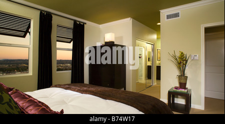 Grande chambre avec vue sur le coucher du soleil Banque D'Images