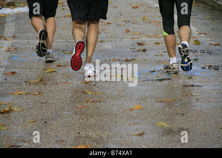 Trois coureurs en action sur les pays en voie de course route Banque D'Images