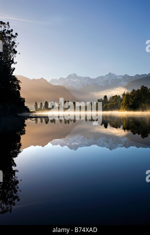 Nouvelle Zélande, île du Sud, Fox Glacier, le lac Matheson. Le lever du soleil. Banque D'Images