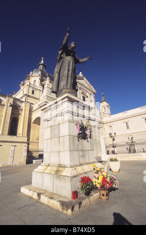 Statue du Pape Jean Paul II en face de Nuestra Señora de Santa Maria de la cathédrale de la Almudena, Madrid, Espagne Banque D'Images