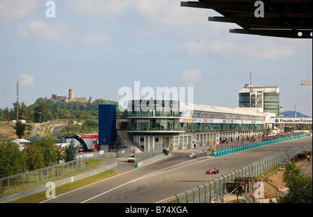 Voie des stands et à la ligne d'arrivée de la piste de course de Nürburgring à Nürburg, Allemagne. Banque D'Images