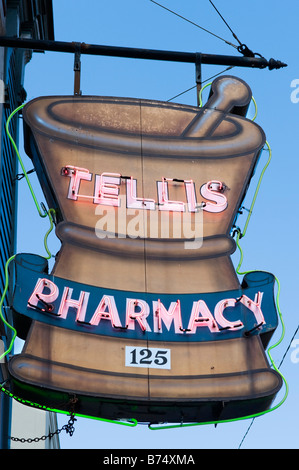 Hanging signe pour une pharmacie sur King Street dans le quartier historique, Charleston, Caroline du Sud, USA Banque D'Images