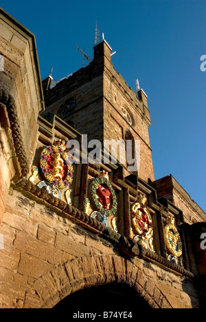 Clocher de l'église et l'entrée du Palais de Linlithgow, Ecosse Banque D'Images