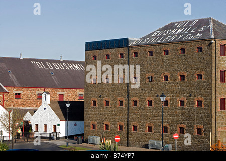 L'Irlande du Nord Bushmills Old Bushmill s Distillery Co Antrim UK Banque D'Images