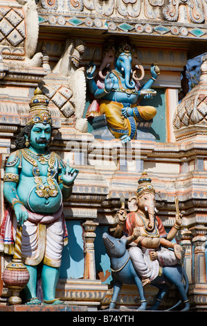 Divinités hindoues sur le Ganapathi temple. Basavangudi, Bangalore, Inde Banque D'Images