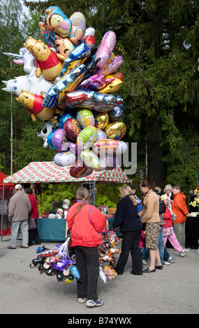 Vendeur de ballons à la foire de marché de Pestuumarkkinat, Rautalampi, Finlande Banque D'Images