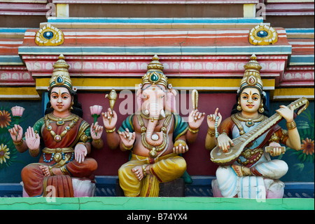 Ganesha, Saraswathi et Lakshmi statues sur un temple hindou gopuram . L'Inde du Sud Banque D'Images