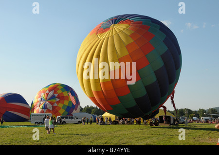 Hot Air Balloon la préparation de vol à l'Balloon Festival, NY USA. Banque D'Images