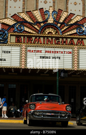 Un 1950 Chevy se trouve en face d'un ancien cinéma avec un chapiteau. Banque D'Images