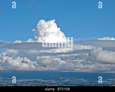 Castellanus cumulus dans le ciel bleu de la Californie du Sud Banque D'Images