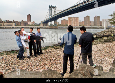 Wedding Couple photographié par Manharran pont de New York sur l'East River Banque D'Images