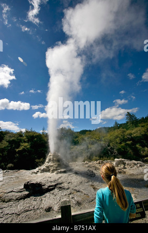 Nouvelle Zélande, île du Nord, Waiotapu, zone thermique. Girl Lady Knox Geyser. Banque D'Images