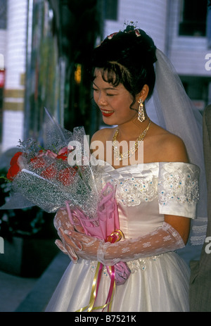 1, l'un, femme chinoise, Chinois mariée, mariée, bride holding bouquet de roses rouges, bouquet de fleurs, Kunming, Yunnan Province, China, Asia Banque D'Images