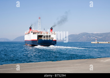 Ferry quitte la Grèce Céphalonie Sami Banque D'Images