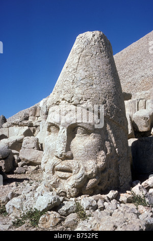 Tête de divinité en pierre parmi les chefs de Commagène sur sommet du Nemrut Dagi Nemrut Dag Dag Turquie Mt Nemrud est une mesure de la montagne Banque D'Images