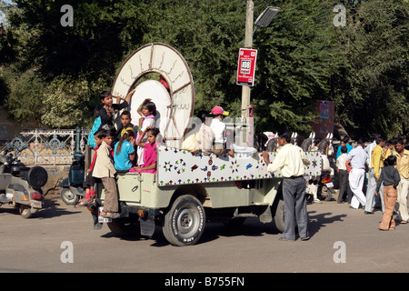 Les enfants sur une route panier lors d'une procession de rue dans la vieille ville de bikaner Banque D'Images