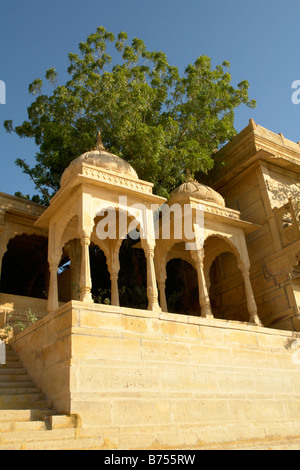 Au temple au bord du lac Gadi Sagar ou réservoir gadisar Banque D'Images