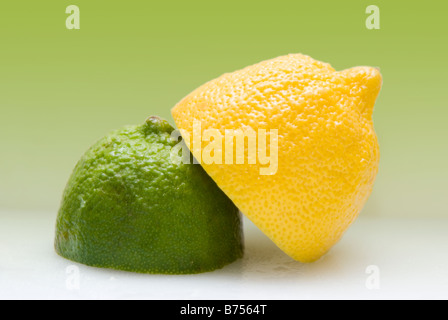 1/2 citron biologique et 1/2 lime Banque D'Images