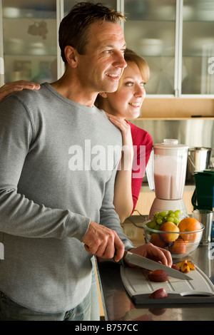 Coupe de fruits biologiques couple smoothie, Winnipeg, Canada Banque D'Images