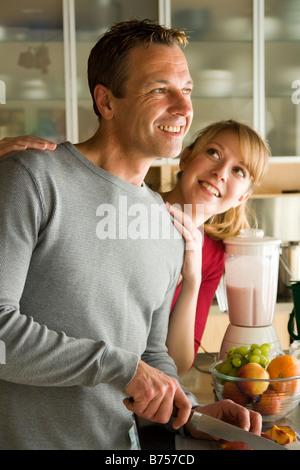 Coupe de fruits biologiques couple smoothie, Winnipeg, Canada Banque D'Images