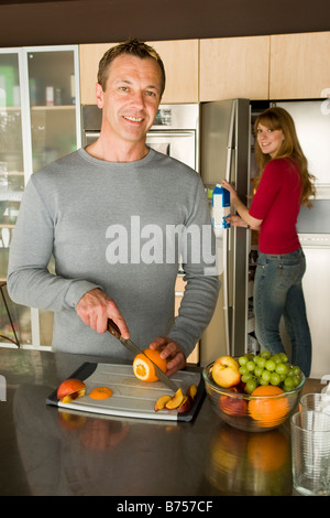 Coupe de fruits biologiques couple smoothie, Winnipeg, Canada Banque D'Images