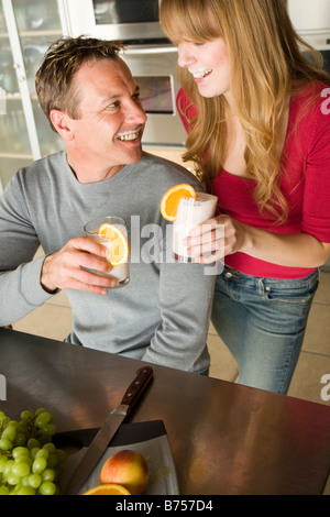 Couple avec fruits à base de fruits biologiques, Winnipeg, Canada Banque D'Images