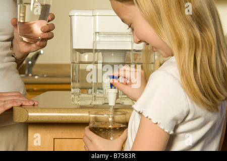 Mère et fille partageant l'eau filtrée, Toronto, Canada Banque D'Images