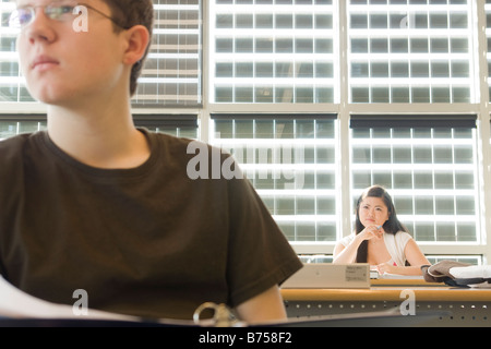 Les élèves à l'écoute de conférences en classe en face de panneaux solaires, Winnipeg, Canada Banque D'Images