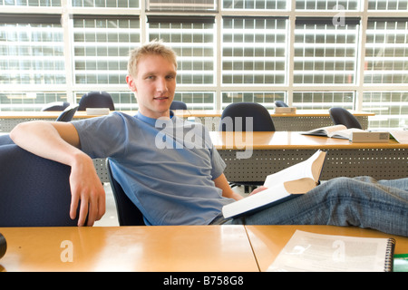 Portrait d'étudiant en face de windows solaire, Winnipeg, Canada. Banque D'Images