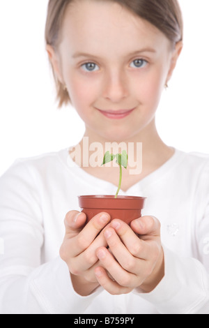 9 ans, avec petite plante en pot dans ses mains, Winnipeg, Manitoba Banque D'Images