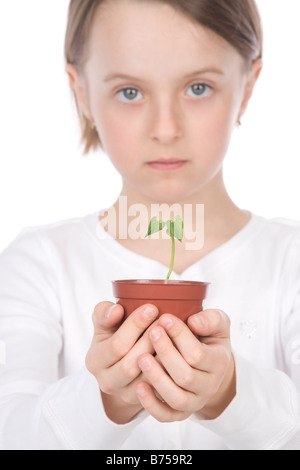 9 ans, avec petite plante en pot dans ses mains, Winnipeg, Manitoba Banque D'Images