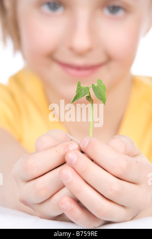 9 ans, avec la petite dans ses mains, Winnipeg, Manitoba Banque D'Images